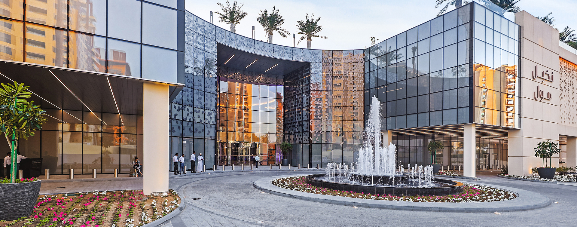 В торгово-развлекательный комплекс Nakheel Mall можно доехать на автомобиле или дойти пешком