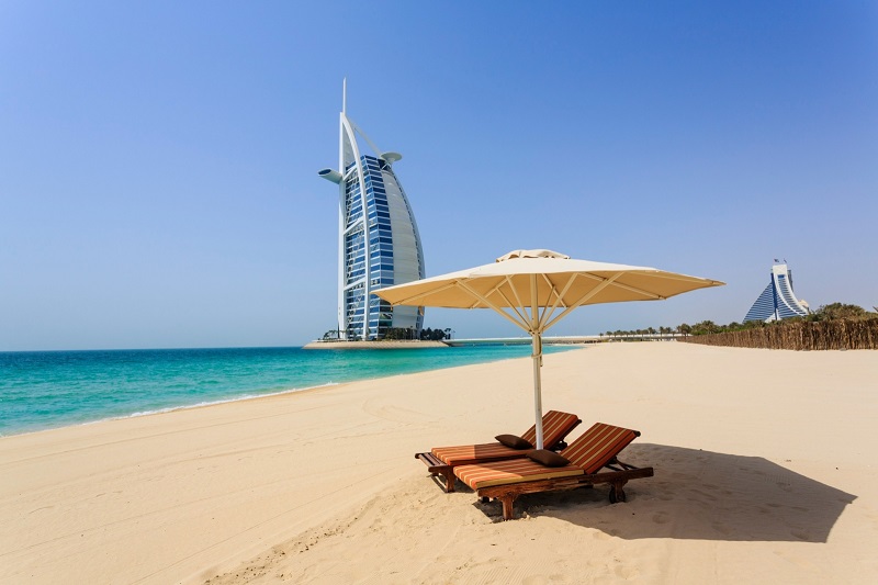 Исследуйте прелести пляжей West Beach и зеленых аллей Ittihad Park на западном побережье Пальмы Джумейра